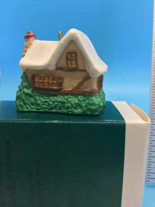 1995 Hallmark Keepsake Tudor House Ornament – English Village Miniature - Image 8