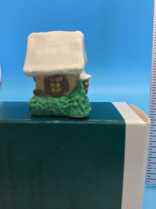 1995 Hallmark Keepsake Tudor House Ornament – English Village Miniature - Image 9
