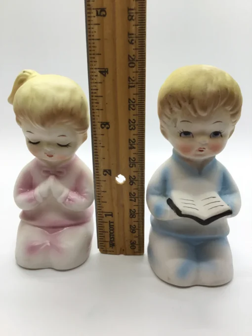 Vintage ceramic salt and pepper shakers with praying children in pastel clothing 1