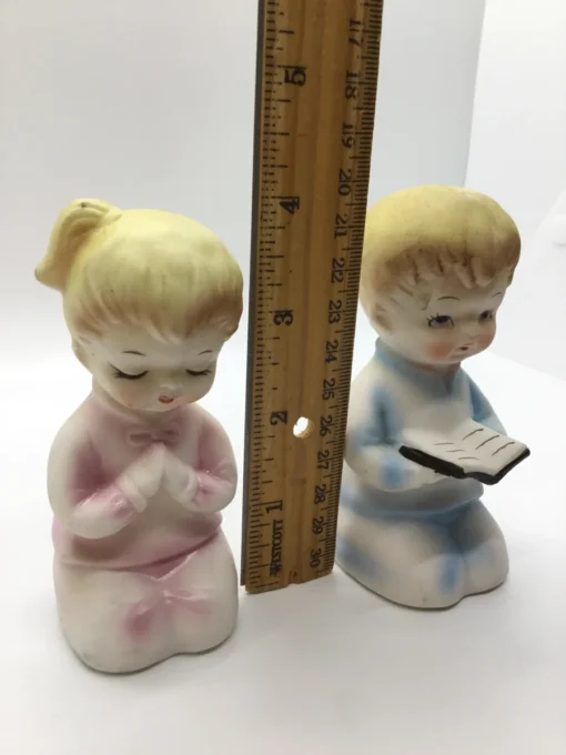 Vintage ceramic salt and pepper shakers with praying children in pastel clothing 2