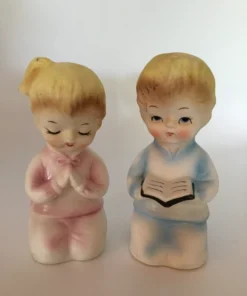 Vintage ceramic salt and pepper shakers with praying children in pastel clothing 3