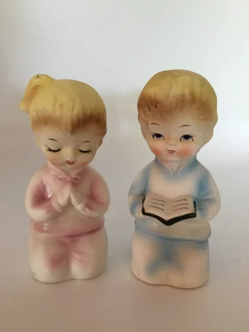 Vintage ceramic salt and pepper shakers with praying children in pastel clothing 3