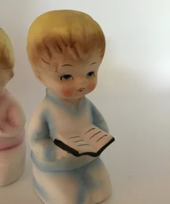 Vintage ceramic salt and pepper shakers with praying children in pastel clothing 4