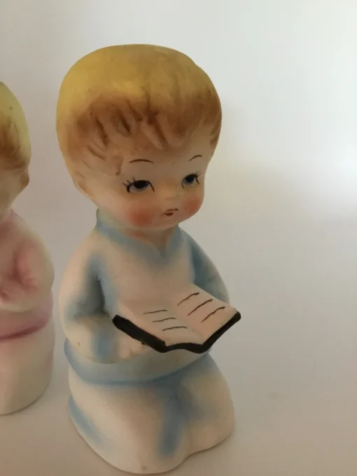 Vintage ceramic salt and pepper shakers with praying children in pastel clothing 4