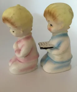 Vintage ceramic salt and pepper shakers with praying children in pastel clothing 7