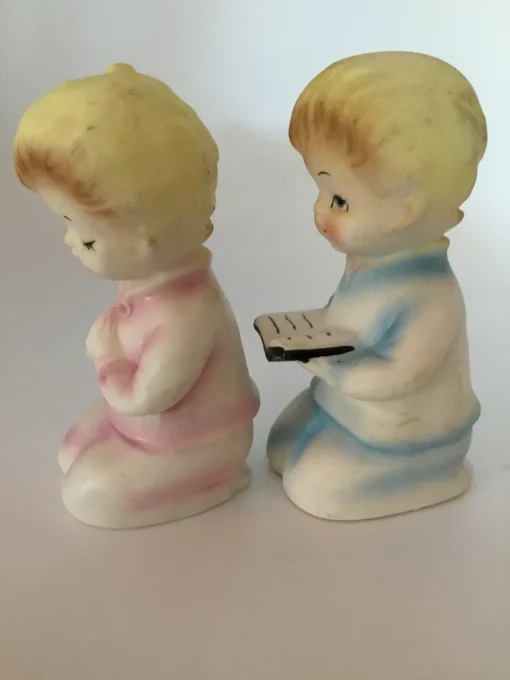 Vintage ceramic salt and pepper shakers with praying children in pastel clothing 7