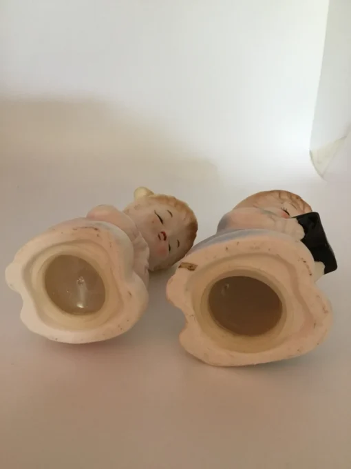 Vintage ceramic salt and pepper shakers with praying children in pastel clothing 8