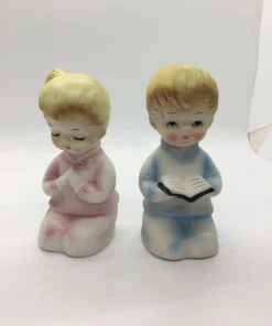 Vintage ceramic salt and pepper shakers with praying children in pastel clothing 8