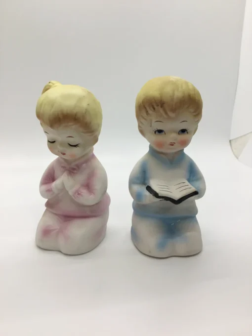 Vintage ceramic salt and pepper shakers with praying children in pastel clothing 8