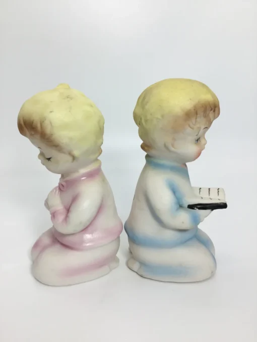 Vintage ceramic salt and pepper shakers with praying children in pastel clothing 9