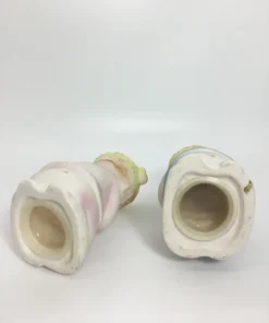 Vintage ceramic salt and pepper shakers with praying children in pastel clothing 11