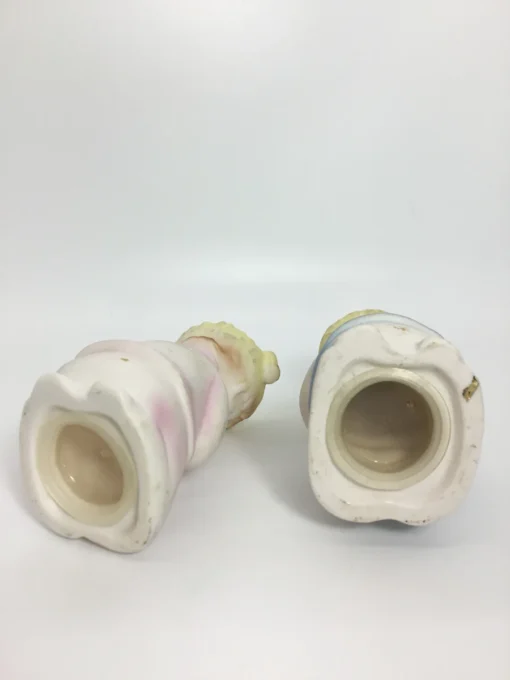 Vintage ceramic salt and pepper shakers with praying children in pastel clothing 11