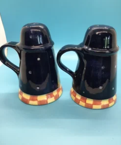 A festive duo of vintage snowmen salt and pepper shakers, ready to add cheer to your holiday table or winter decor display. 7
