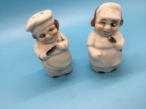 Winking Baker Salt & Pepper Shakers in Handled Caddy - Image 11