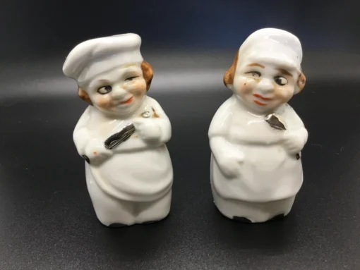 Winking Baker Salt & Pepper Shakers in Handled Caddy - Image 5