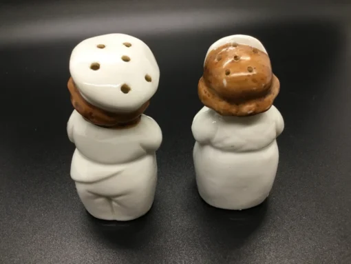 Winking Baker Salt & Pepper Shakers in Handled Caddy - Image 4