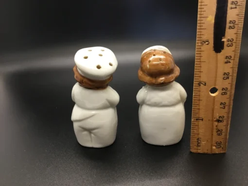 Winking Baker Salt & Pepper Shakers in Handled Caddy - Image 3